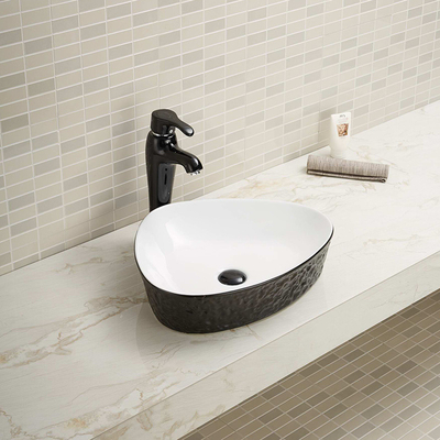 Polerowana powierzchnia nablatowa Umywalka łazienkowa w kolorze białym i czarnym Trójkątna powierzchnia